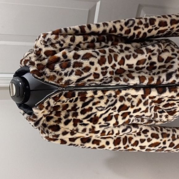 F2 Faux Fur Very Soft  Teddy Short Coat, Hooded. SIZE SM - Picture 3 of 6